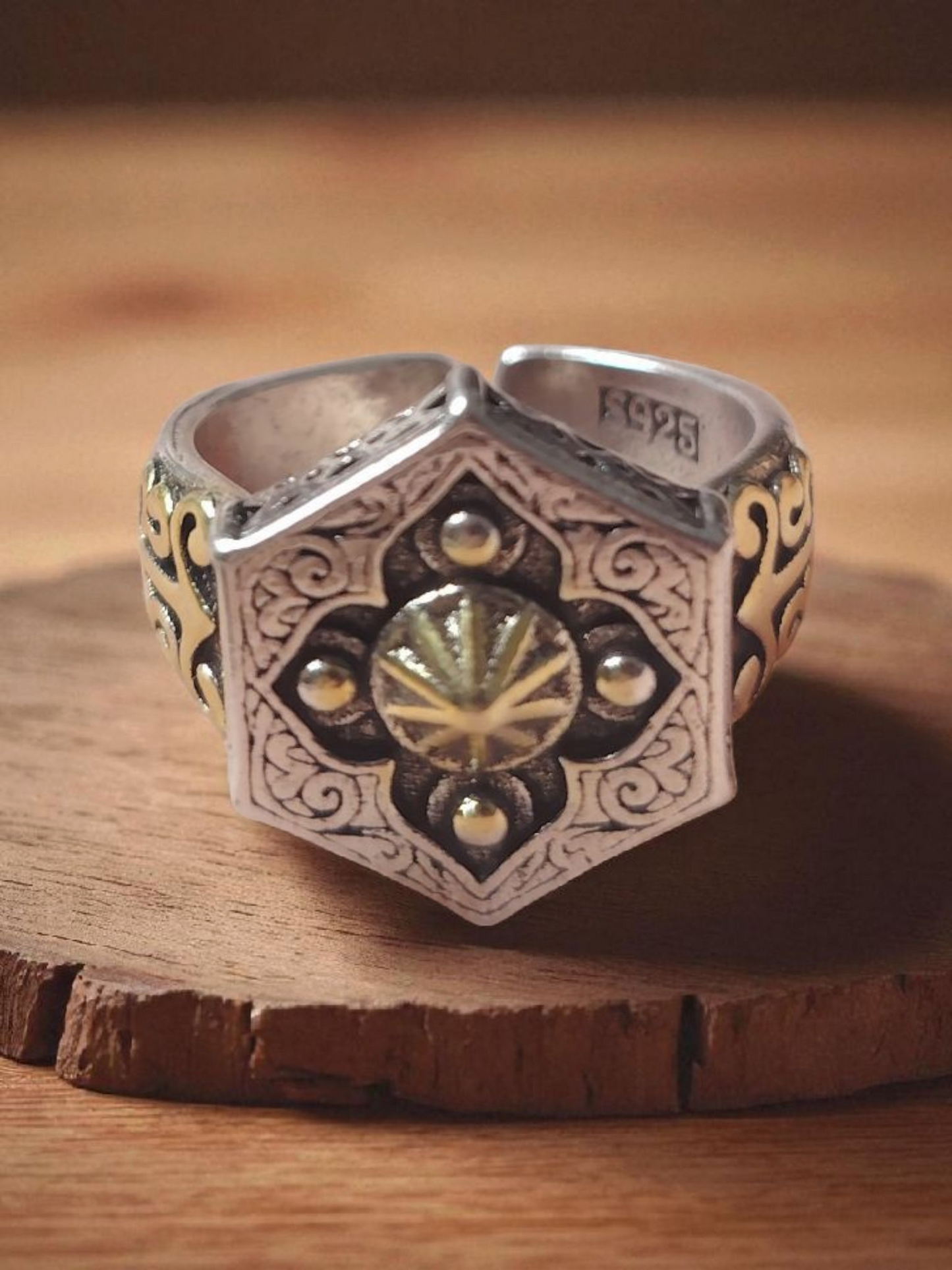 Bague pyramidal