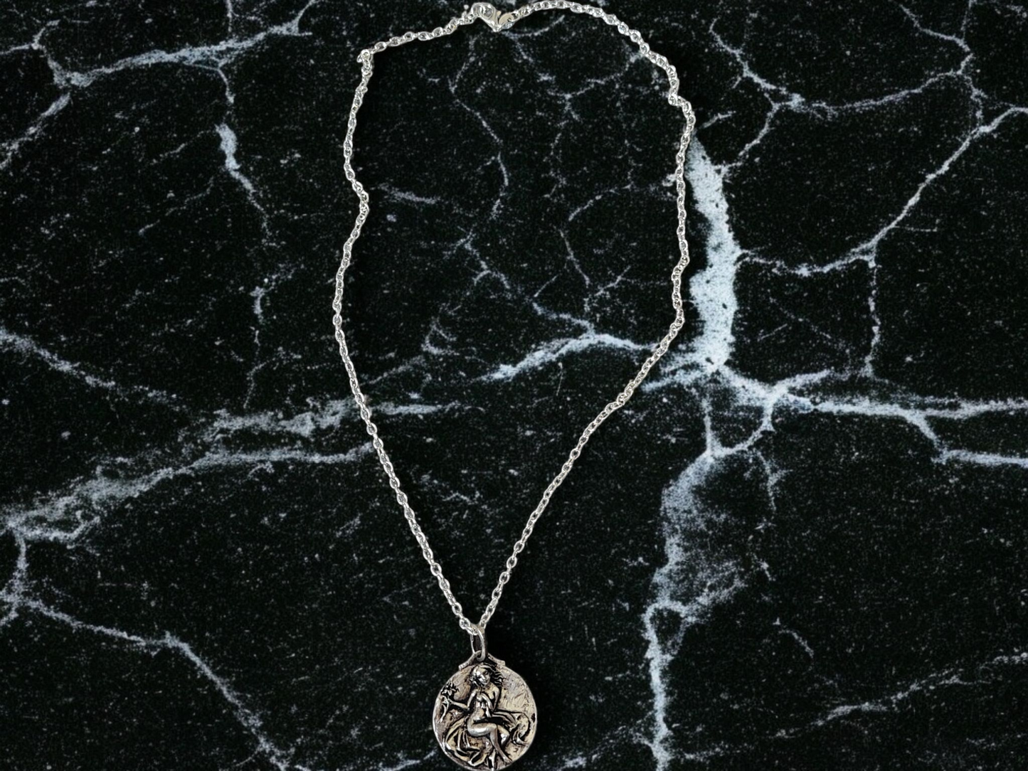 Chaine et pendentif de la personne charmante
