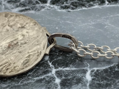 Chaine et pendentif de la personne charmante