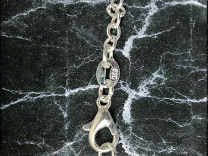 Chaine et pendentif de la personne charmante