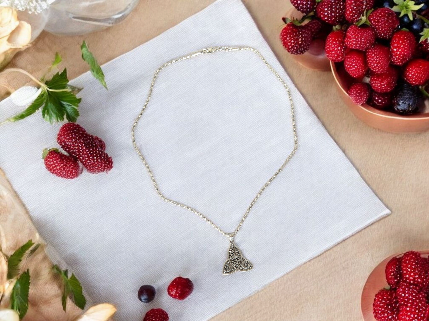Chaine avec pendentif égyptien