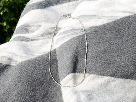 Chaine a maillons avec mini perle d'argent
